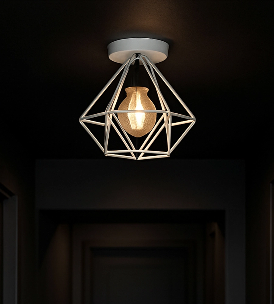 Witte plafondlamp in zwarte hal