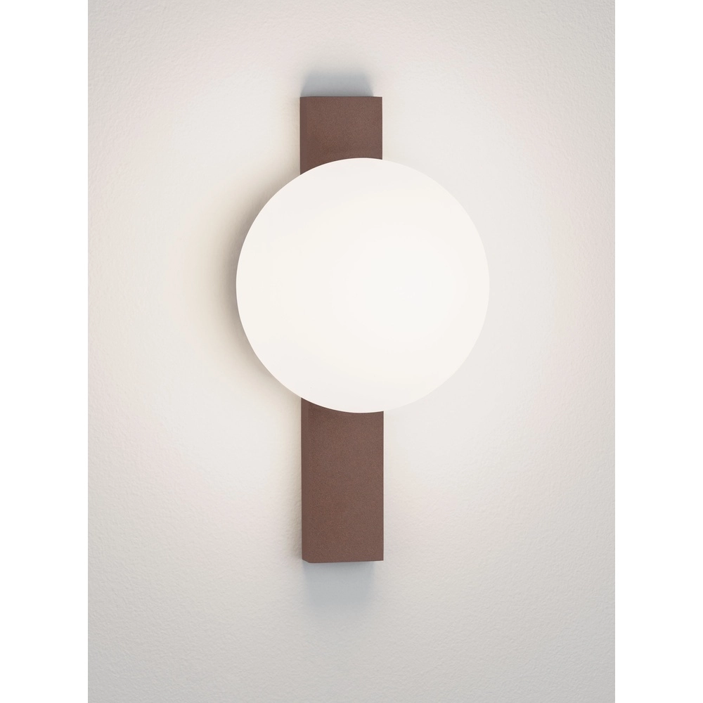 Unieke wandlamp Remi roestbruin met witte bol Lyora 5212017494481