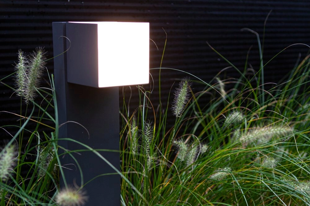 Design padverlichting Cuba met stopcontact Lutec 6939412070278