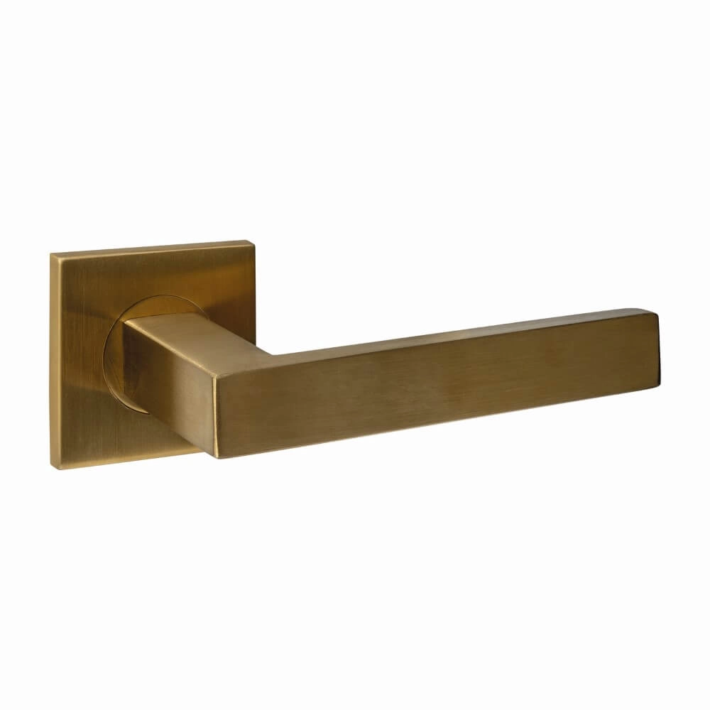 Deurklink Q 05 op vierkant rozet messing mat