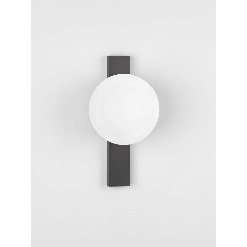 Unieke wandlamp Remi zwart met witte bol Lyora 5212017494467