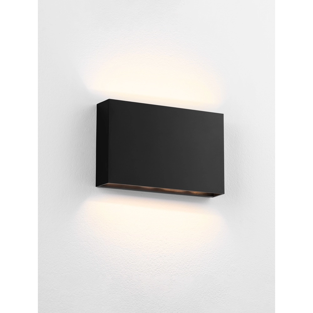 Strakke wandlamp Yoko up en down zwart