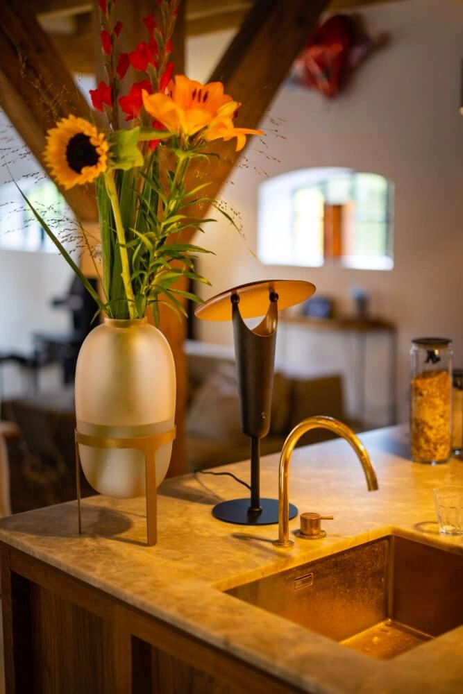 Moderne tafellamp The Britt zwart met goud ETH 8720195304432