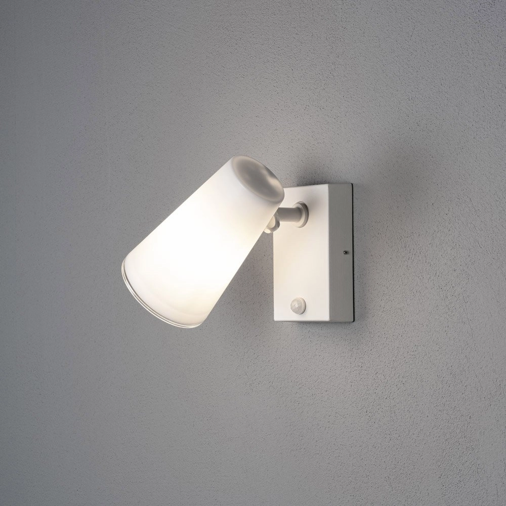 Witte opbouwspot Fano met bewegingssensor KonstSmide 7318307873252