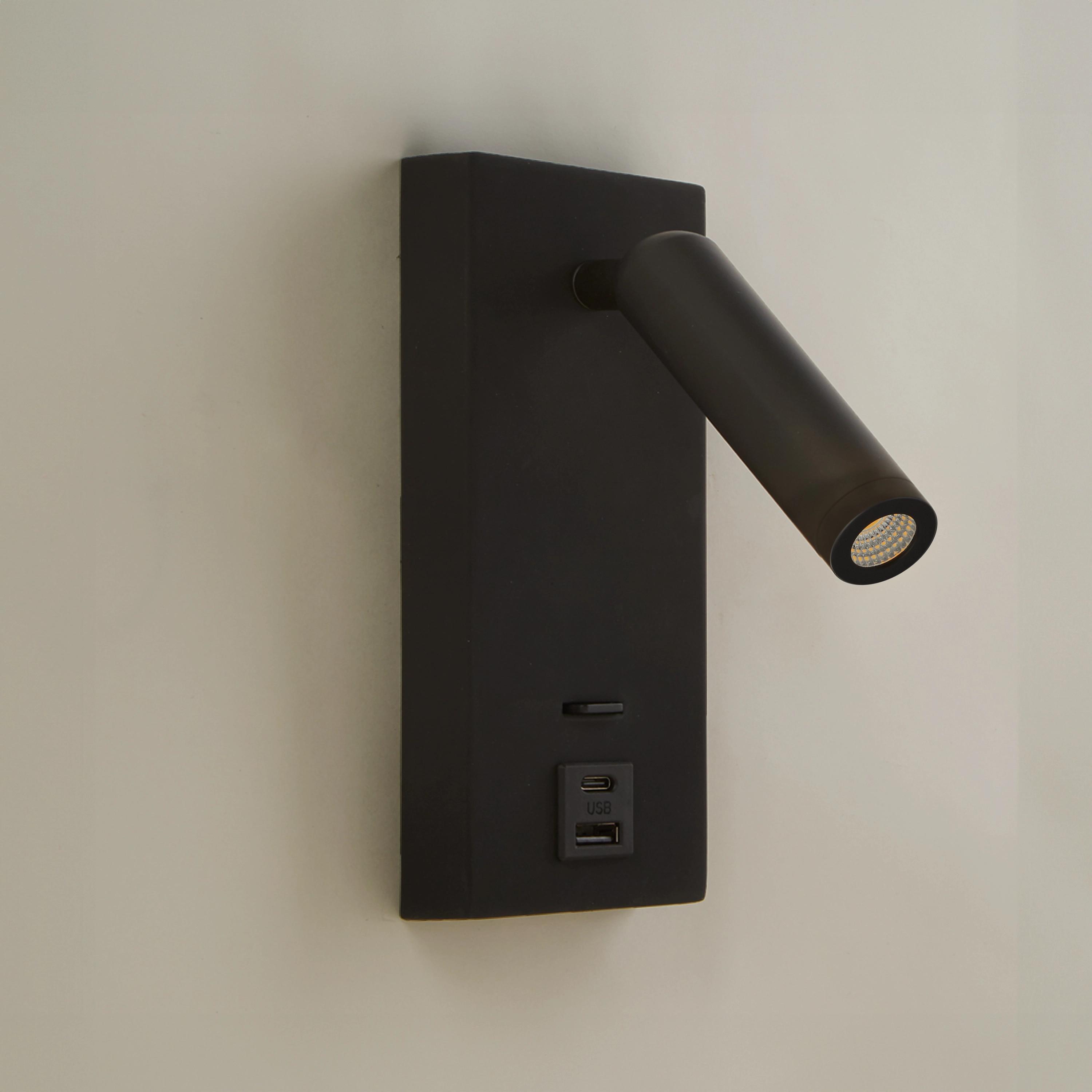 Zwart bedlampje Marlow met USB Lyora 5053423275857