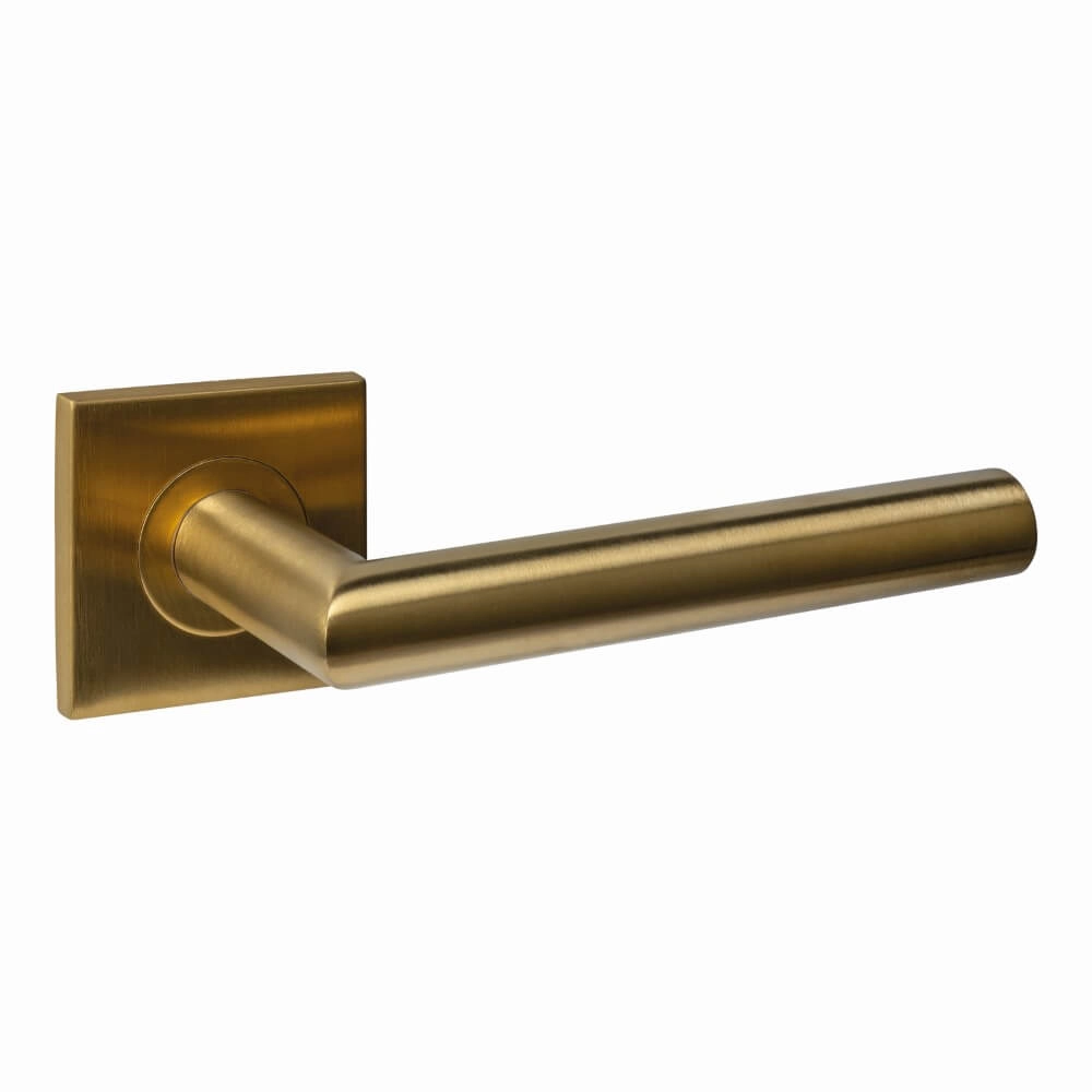 Deurklink Q 04 op vierkant rozet messing mat