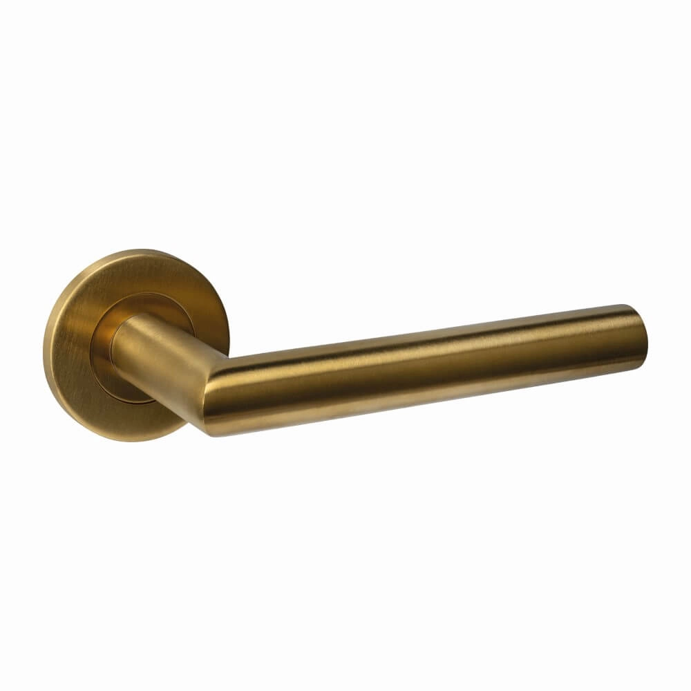 Deurklink Q 01 op rond rozet messing mat