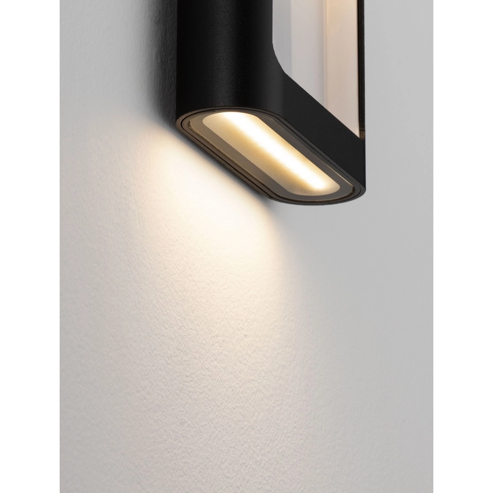 Zwarte wandlamp Tall down Lyora 5212017453495