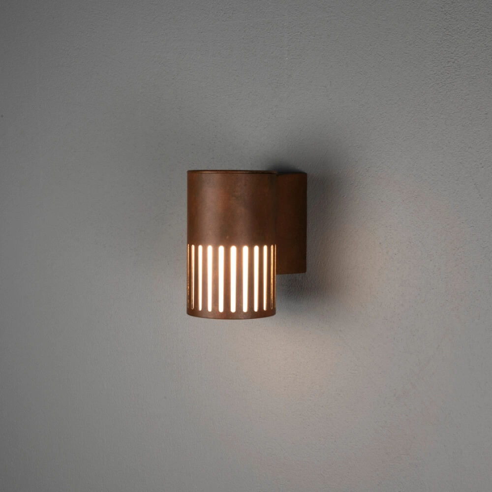 Design wandlamp Pistoia roestbruin met wit glas