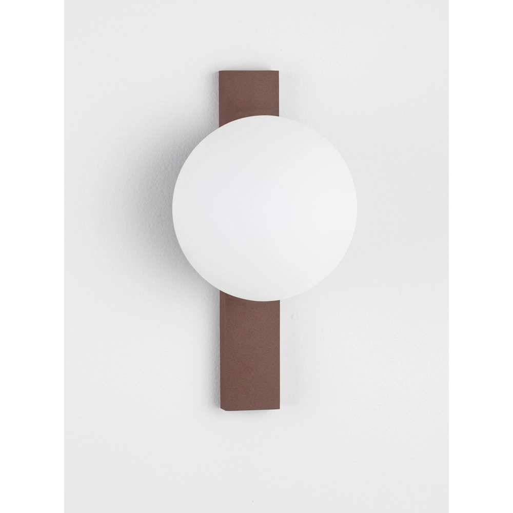Unieke wandlamp Remi roestbruin met witte bol Lyora 5212017494481