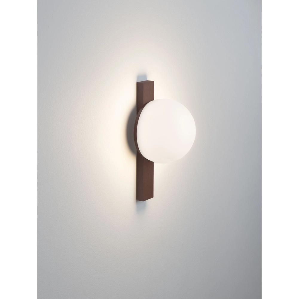 Unieke wandlamp Remi roestbruin met witte bol Lyora 5212017494481
