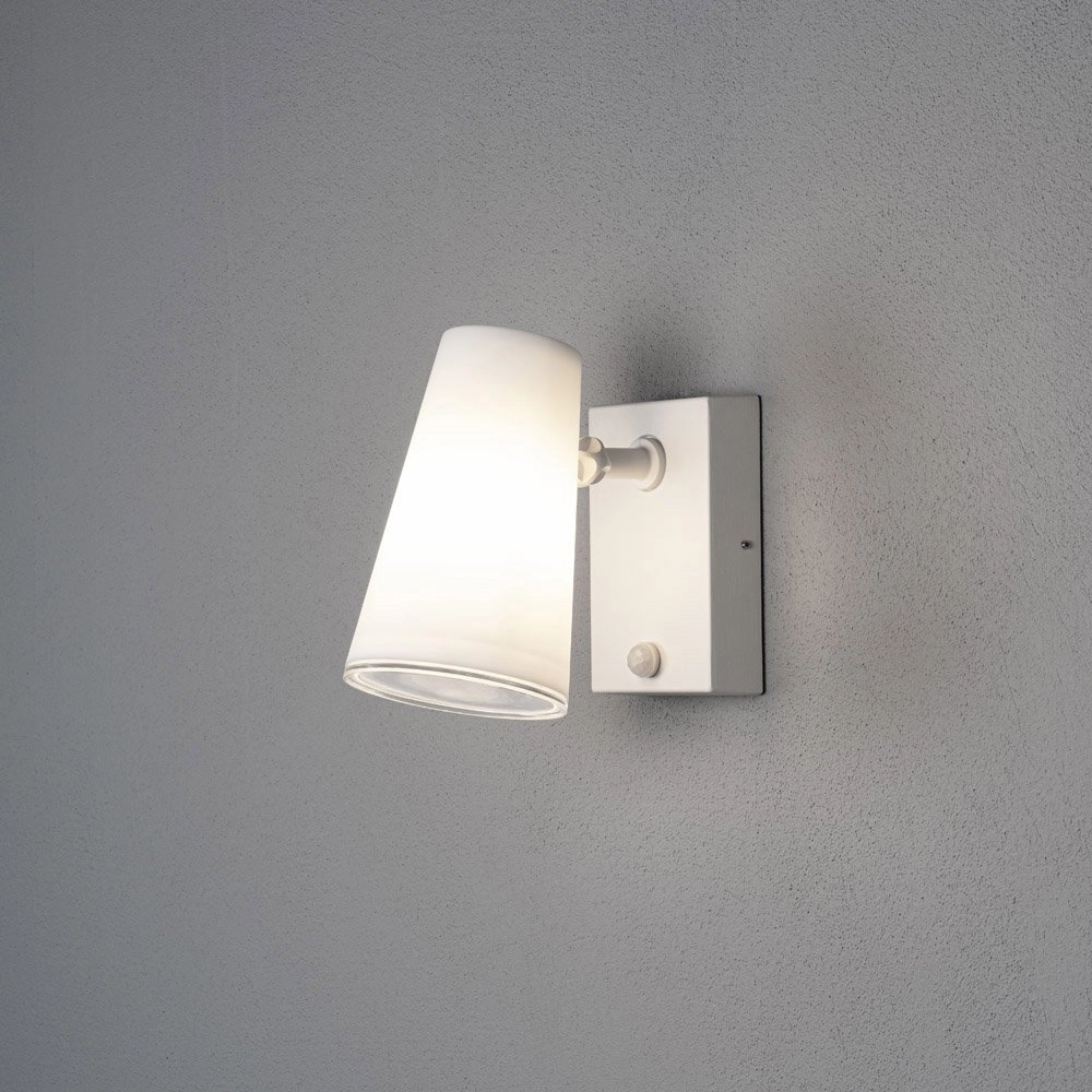 Witte opbouwspot Fano met bewegingssensor KonstSmide 7318307873252