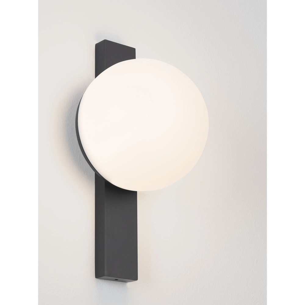 Unieke wandlamp Remi zwart met witte bol Lyora 5212017494467
