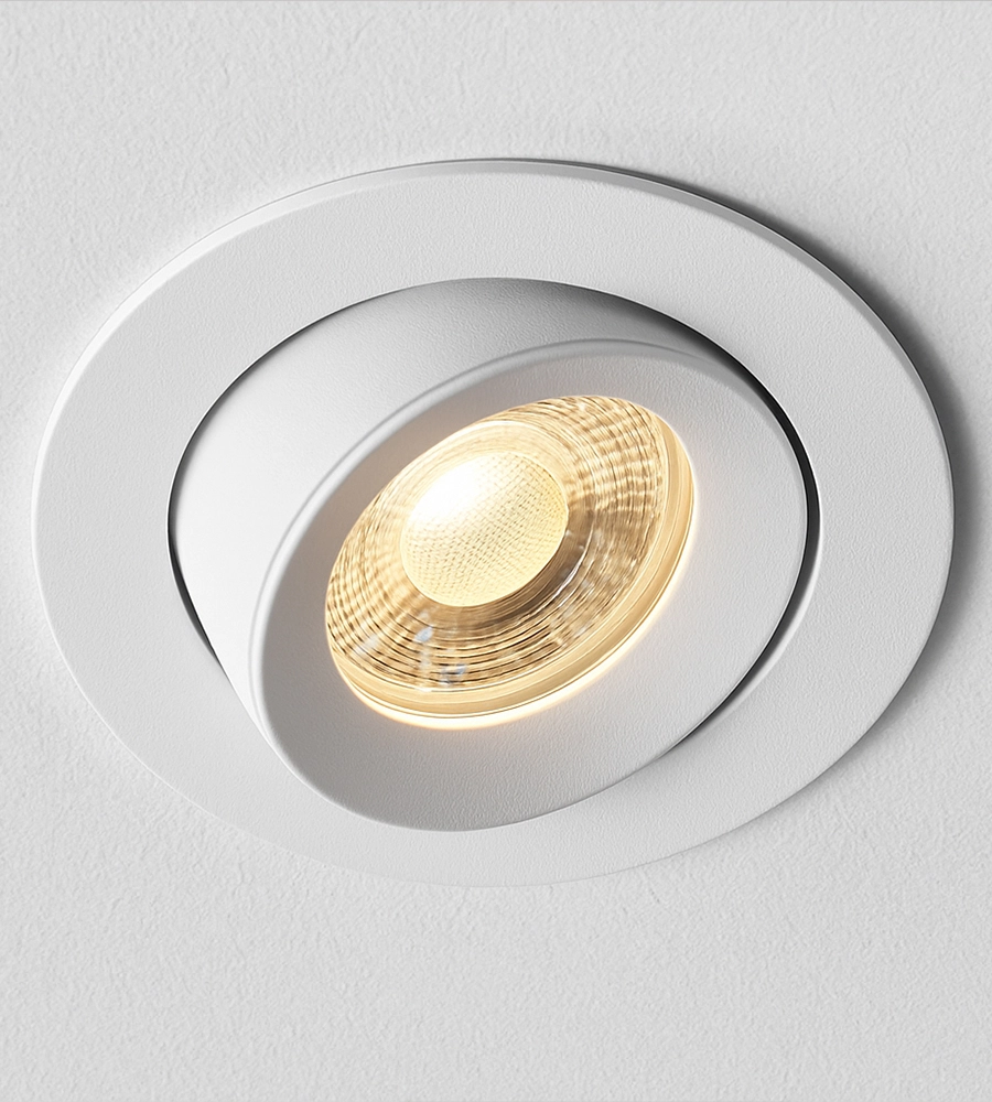 Witte inbouwspot met licht aan