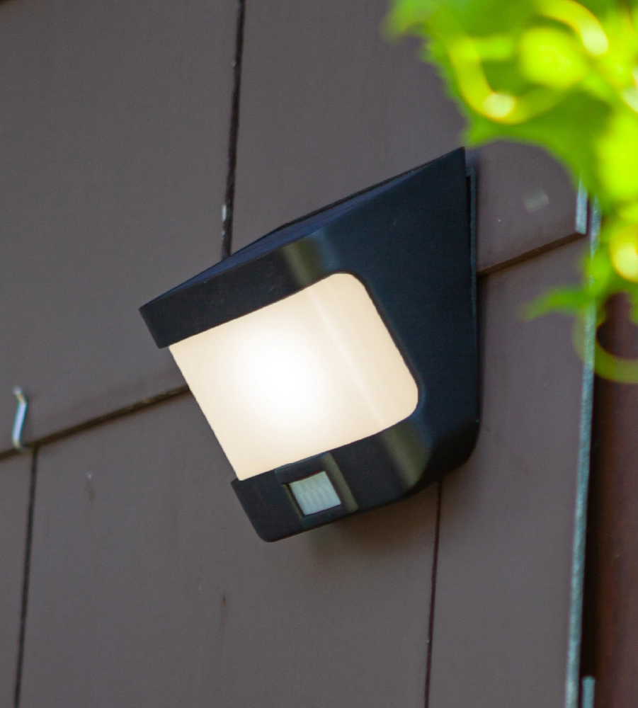 Solar wandlamp op gevelbekleding