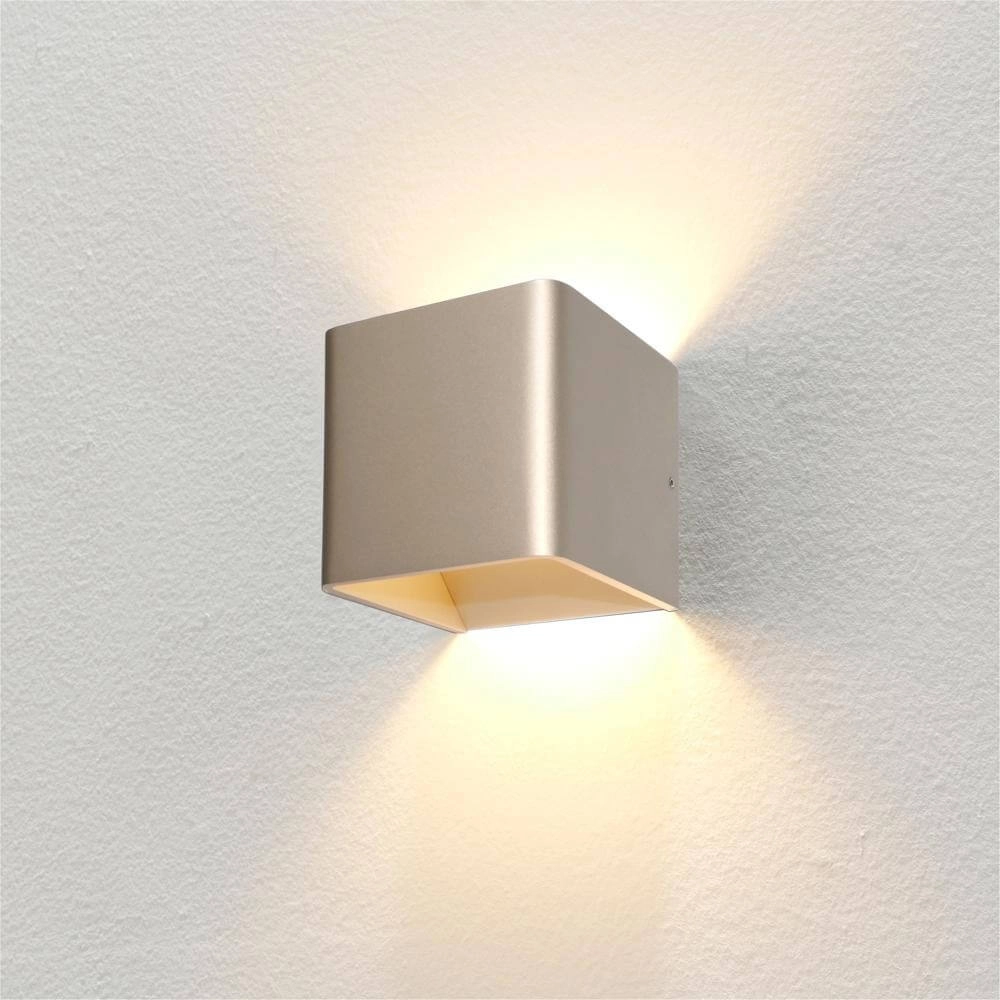 Vierkante wandlamp Fulda champagne