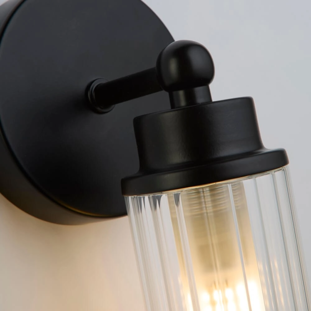 Zwarte wandlamp Imperial met geribbeld glas Searchlight 5053423271941