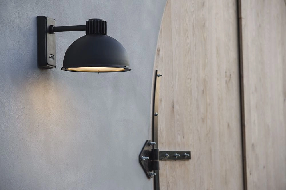 Landelijke wandlamp Raz Frezoli zwart Tierlantijn 8716803510111