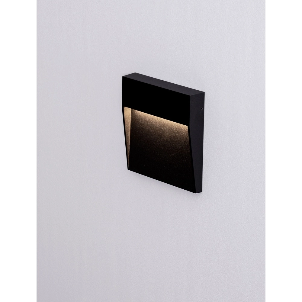 Vierkante wandlamp Fem zwart