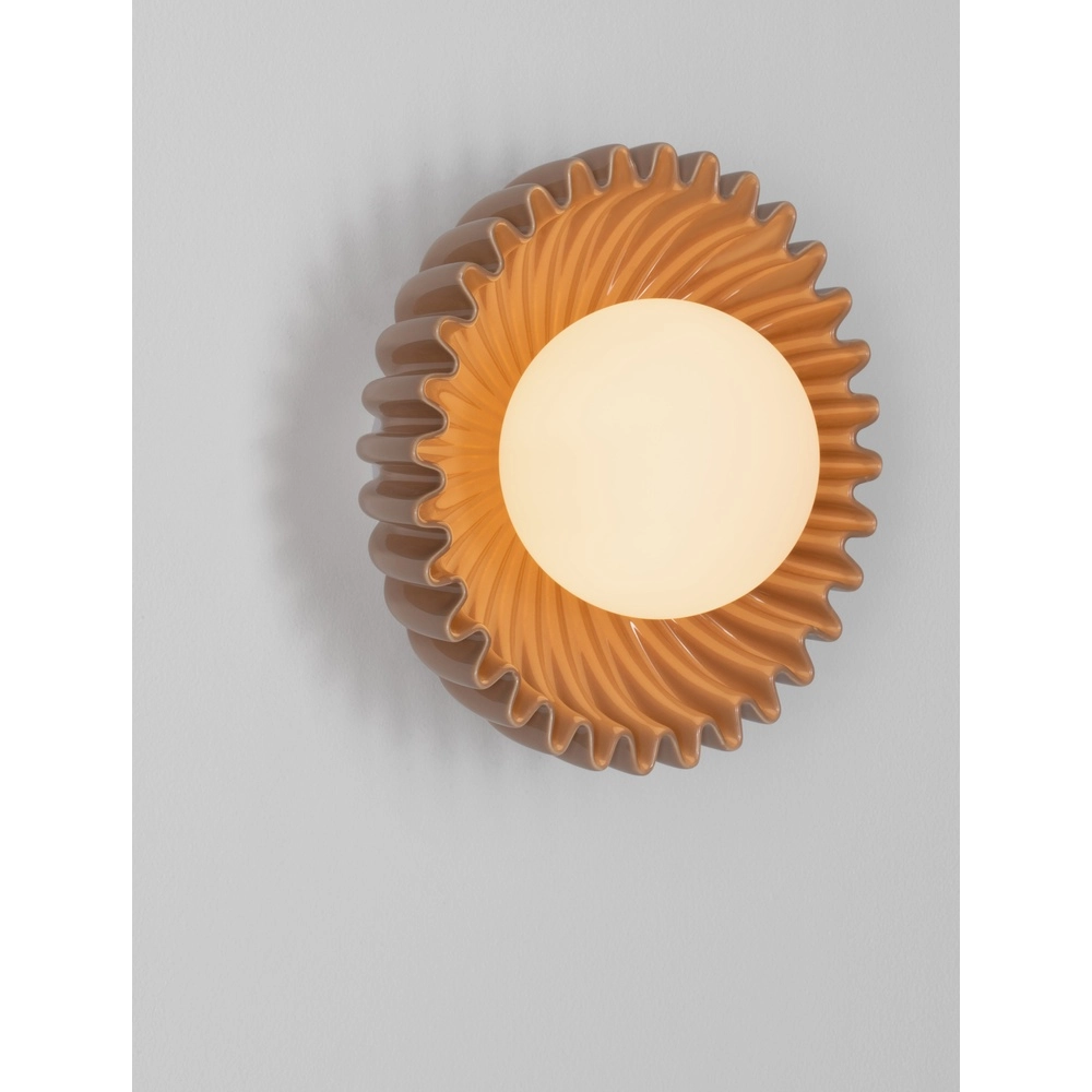 Wandlamp Petel karamel bruin met wit glas Lyora 5212017483973