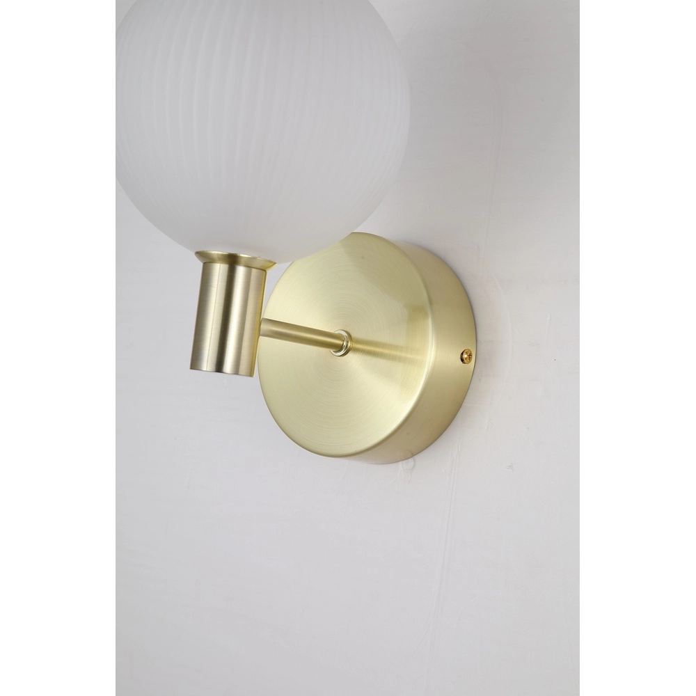 Design wandlamp Luminique goud met wit glas Searchlight 5053423297170