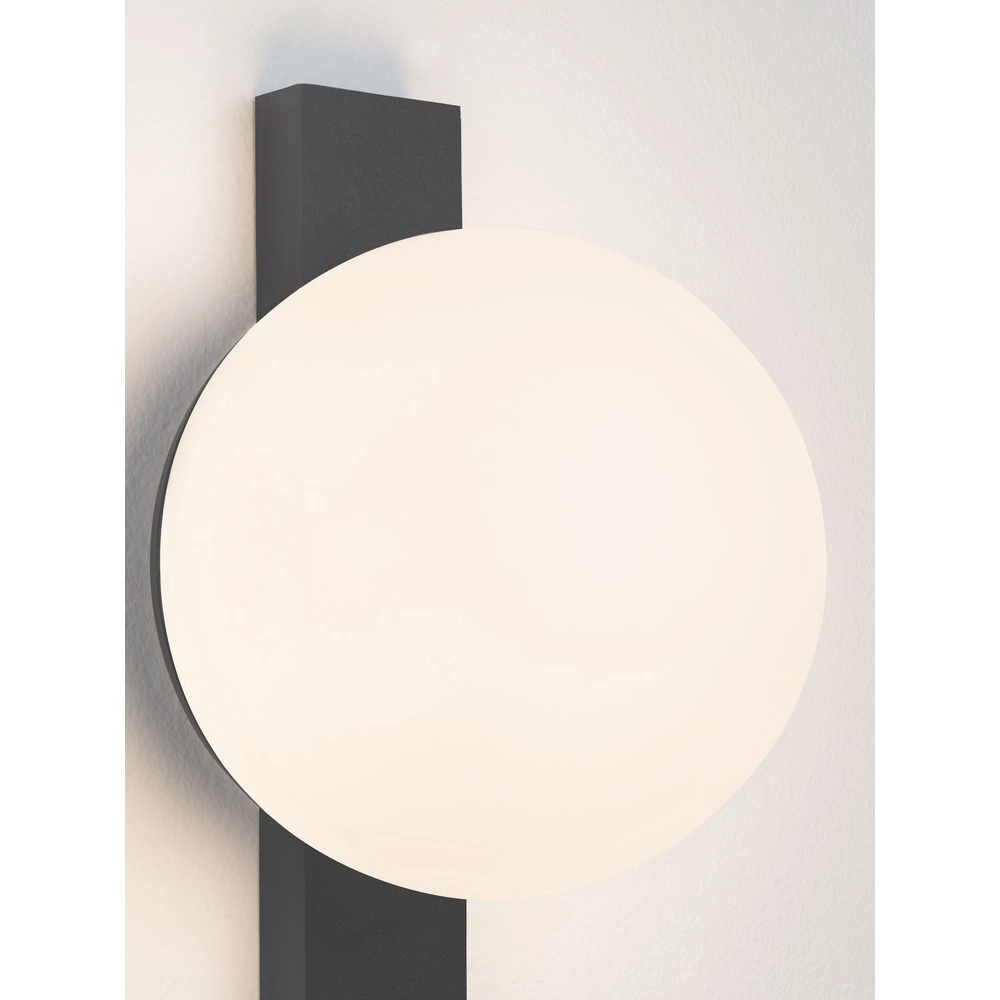 Unieke wandlamp Remi zwart met witte bol Lyora 5212017494467