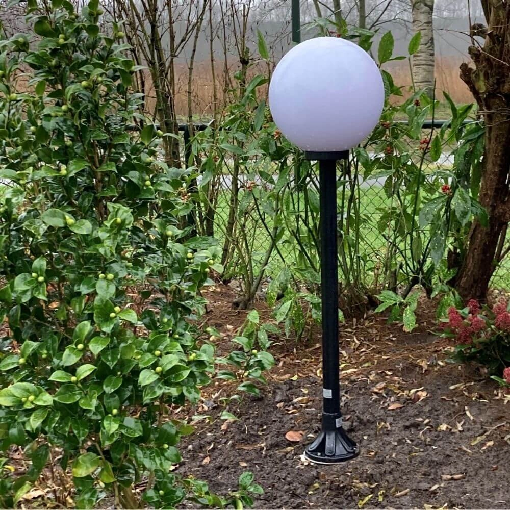 Tuinlamp Globe Bolano 131cm. staand opaal